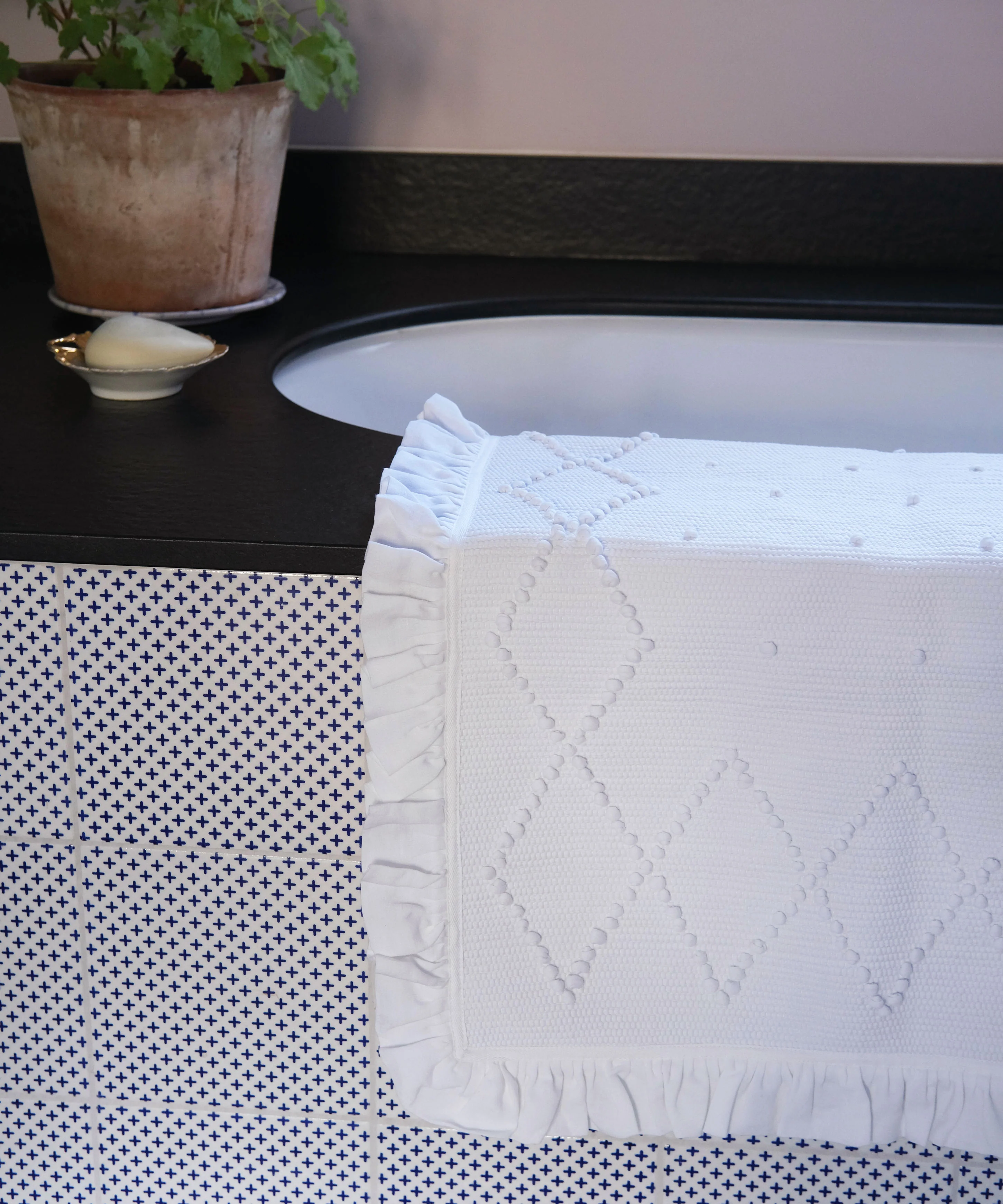 Jumbo Linen Frill Bathmat, White - Image 3